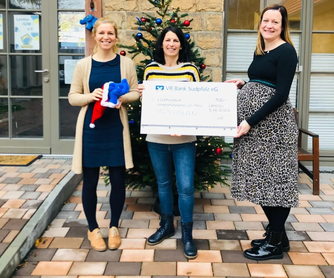 Foto: (v.l.) Überreichte Sina Ludwig und Silvana Dähne vom Kinderschutzbund ihre Firmenspende für zu (© Der Kinderschutzbund Kreisverband LD-SÜW)