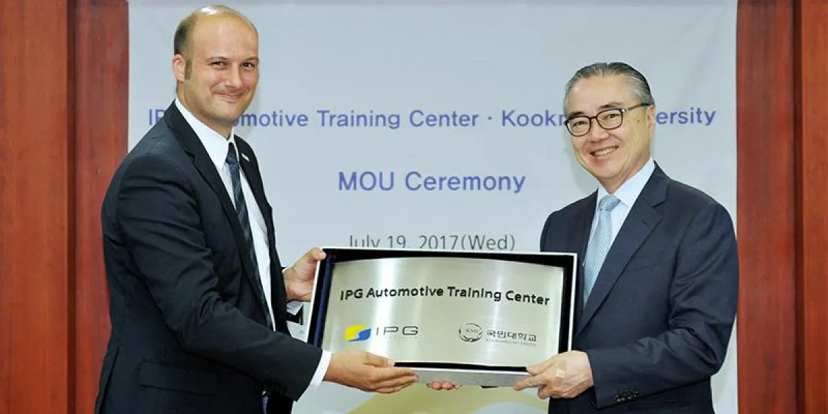 Auf langjährige Zusammenarbeit: Universitätspräsident Ji Soo Yu und Geschäftsführer Steffen Schmidt.