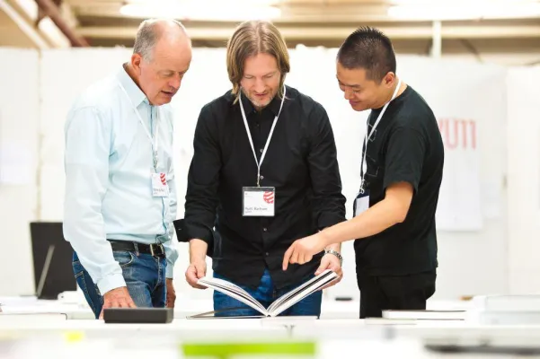 Bild: red dot award: communication design 2012. Latecomers-Anmeldephase endet am 25. Mai