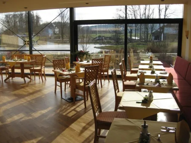 Bild: Neuer Wintergarten und Bar im Thermenhotel Ströbinger Hof