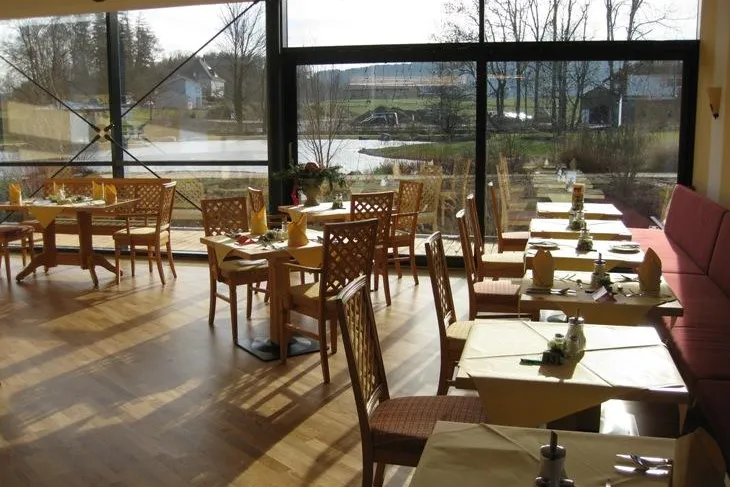 Bild: Neuer Wintergarten und Bar im Thermenhotel Ströbinger Hof