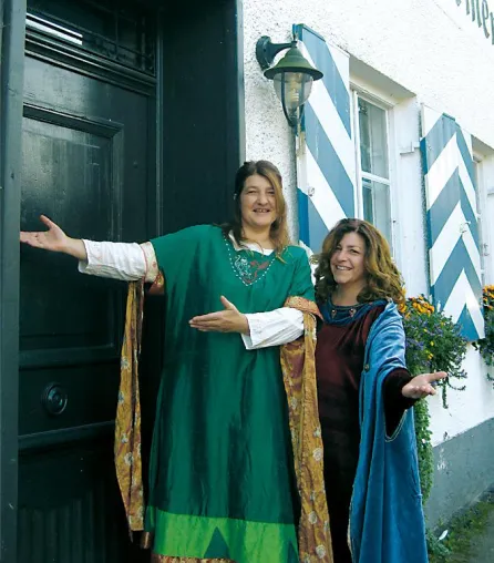 Tanzen und Tafeln wie vor 600 Jahren - Historie trifft Tradition Bild: Tanzen und Tafeln wie vor 600 Jahren - Historie trifft Tradition