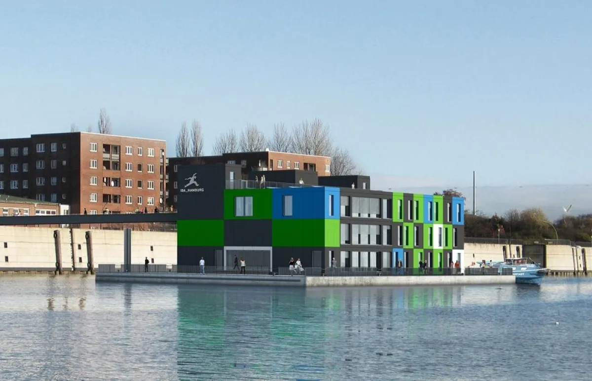 IBA-Dock – schwimmendes Ausstellungs- und Informationszentrum mit Eternit-Fassade in Anthrazit, Grün, Weiß und IBA-Blau.