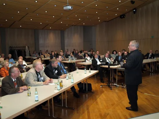 Bild: AVAL-Symposium - Viel Beifall für Oswald Metzgers Aussagen zur Glaubwürdigkeit von Banken und Politik