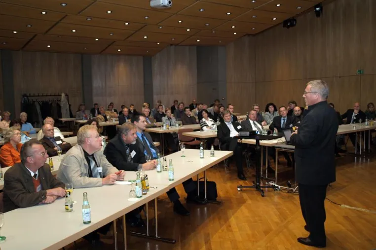 Bild: AVAL-Symposium - Viel Beifall für Oswald Metzgers Aussagen zur Glaubwürdigkeit von Banken und Politik