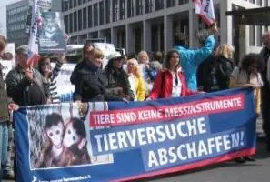 2.000 Menschen demonstrieren in Bremen gegen Tierversuche Bild: 2.000 Menschen demonstrieren in Bremen gegen Tierversuche