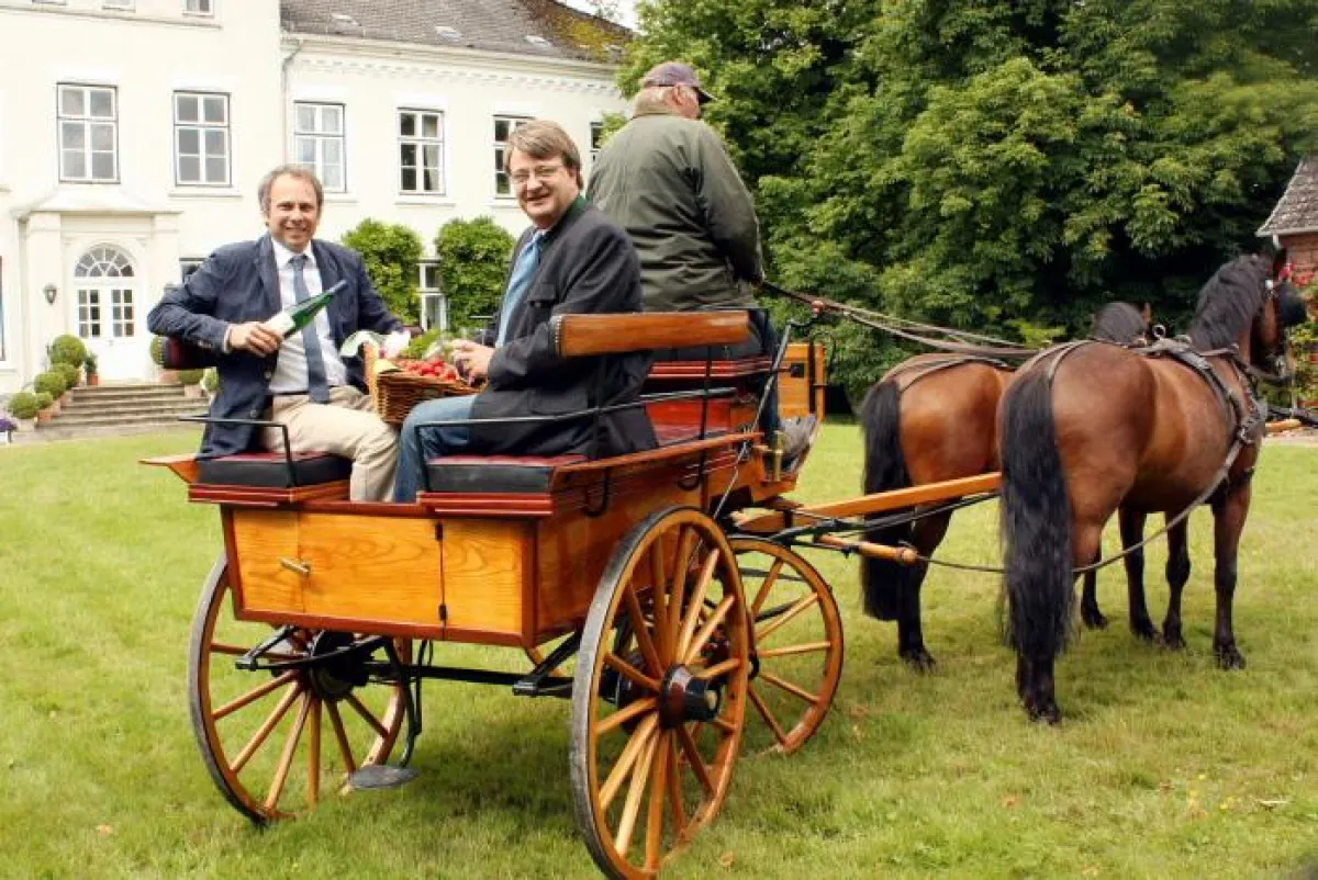 Christian Birke vom FEINHEIMISCH-Vorstand (links) und Gutsherr Dr. Detlev von Bülow bieten auf dem Sommer-Schlemmer-Markt nicht nur kulinarische Spezialitäten aus der Region, sondern auch Kutschfahrte