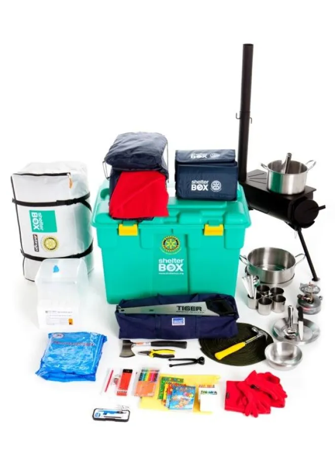 Eine ausgepackte Shelterbox ohne aufgebautes Zelt