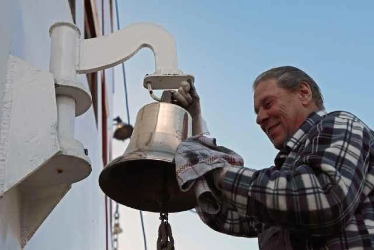 Frühlingserwachen. Das Schiff ist blitzblank geputzt. Edgar Pohlmann aus Hamburg lässt auch die Glocke nicht aus. Nun warten die STETTINER sehnsüchtig auf den Start in die Saison.  (Foto: Heidi Wiesne