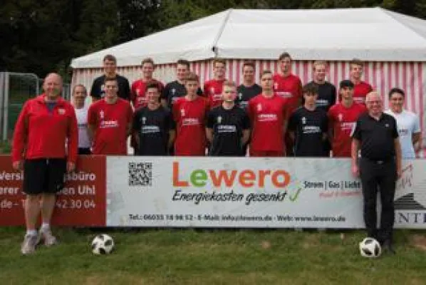 Lewero stattet A-Jugend und E1-Jugend der JSG Florstadt neu aus Bild: Lewero stattet A-Jugend und E1-Jugend der JSG Florstadt neu aus