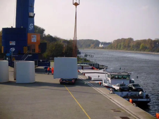 Bild: RENDSBURG PORT fertigt das 100. Schiff in 2014 ab