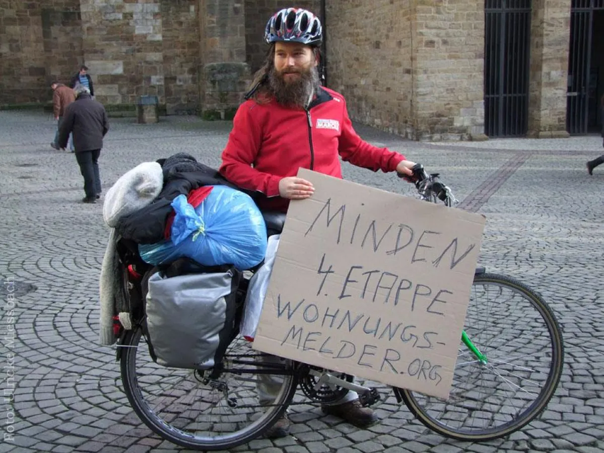 Max Bryan auf der Suche nach einer bezahlbaren Wohnung