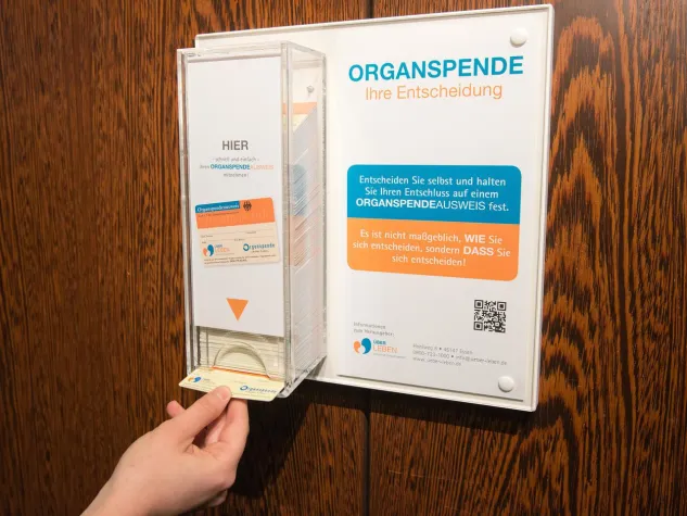 Bild: Stadt Essen führt Ausweisspender für Organspendeausweise ein