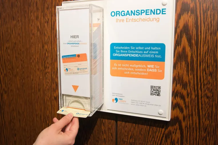 Stadt Essen führt Ausweisspender für Organspendeausweise ein Bild: Stadt Essen führt Ausweisspender für Organspendeausweise ein