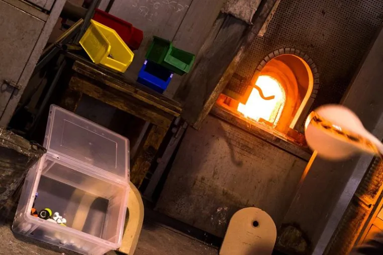 Bild: Fami Storage Systems in Murano mit den Glasmeistern