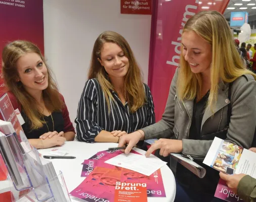 Bild: SPRUNGBRETT: Management-Hochschule bei Messe für Ausbildung, Studium & Weiterbildung mit prima Erfolg