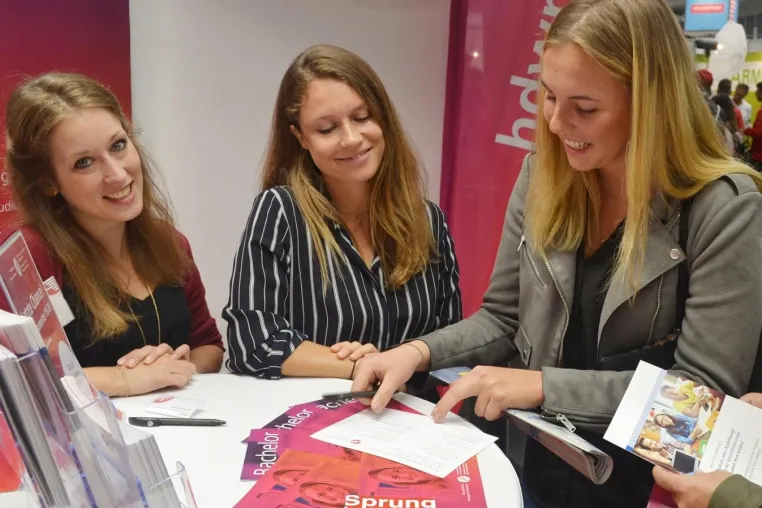 Bild: SPRUNGBRETT: Management-Hochschule bei Messe für Ausbildung, Studium & Weiterbildung mit prima Erfolg