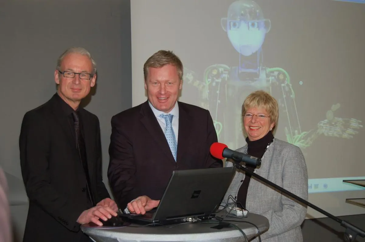 Foto I: v.l.n.r.: Dr. Wolfgang Guthardt (Geschäftsführer des phaeno), Dr. Bernd Althusmann (Staatssekretär im Niedersächsischen Kultusministerium), Angelika Jahns (Landtagsabgeordnete)