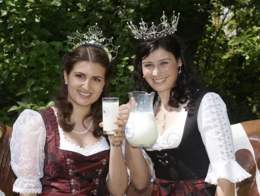 Bild: Zepterübergabe im Milchland Bayern - Krönung der neuen Bayerischen Milchkönigin und Milchprinzessin