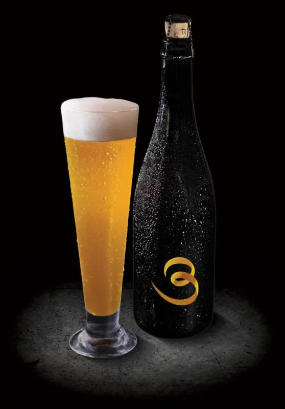 Individuelles Bier von Bierzuliebe wird in Champagner-Flasche mit Naturkorken geliefert
