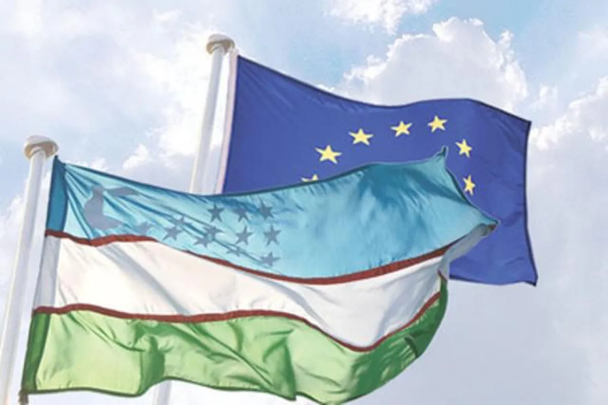 Flaggen von Usbekistan und der EU