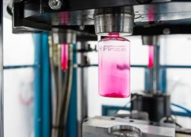 Bild: FARBIGE PET-FLASCHEN