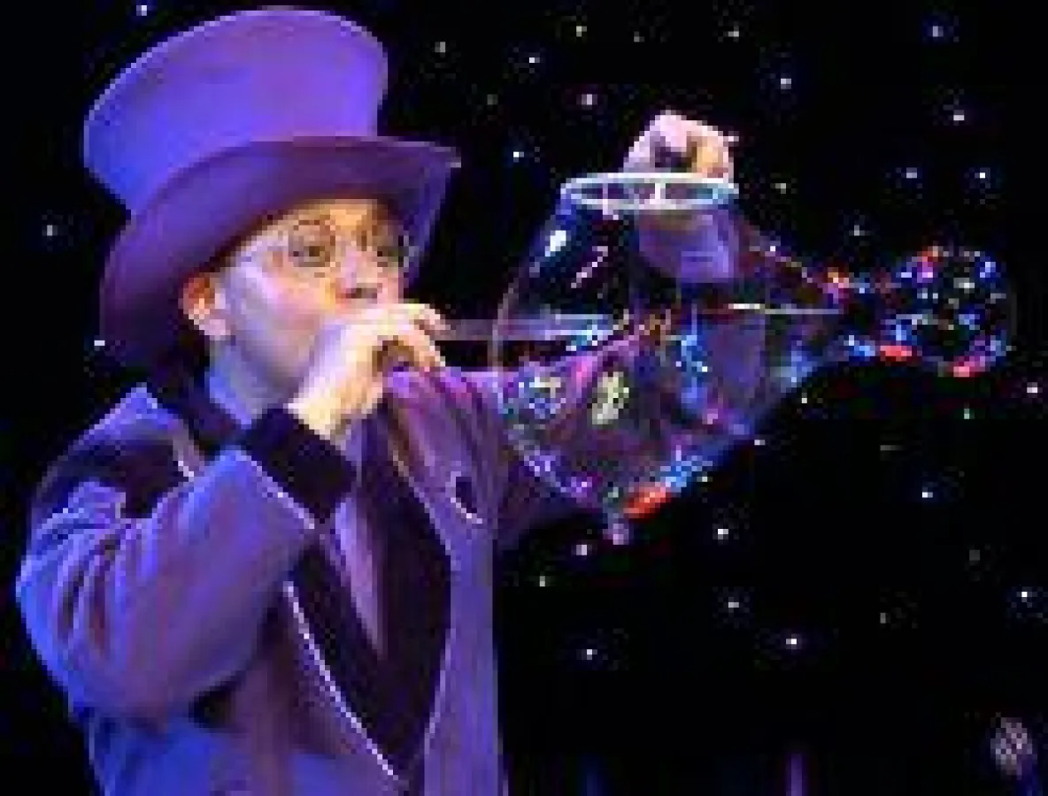 Showkünstler Blub bezauberte mit seiner Seifenblasenshow