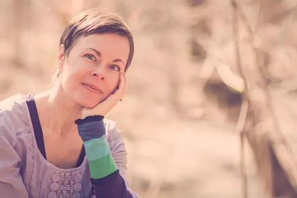 Bild: Die „Mörderischen Schwestern“ gratulieren ihrer Kollegin Iris Leister zum Kurzkrimi-Glauser 2016