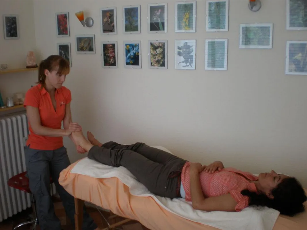 Die Therapeutin Sabrina Drowski bei einer Fußreflexmassage