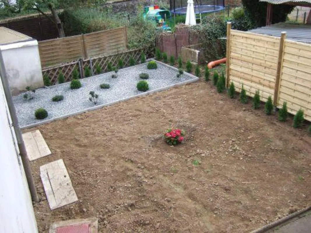 Das Bild zeigt den Garten noch ohne Rasen, der aber bereits ausgesät ist.
