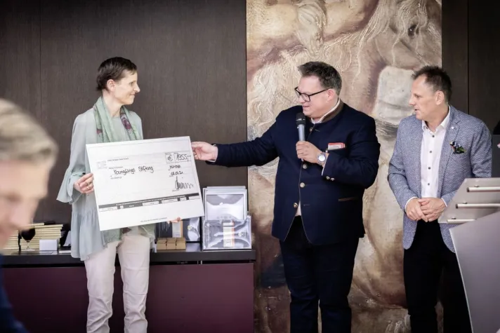 Bild: THE GROW by SalsUp spendet an s'Münchner Herz und Young Wings Stiftung