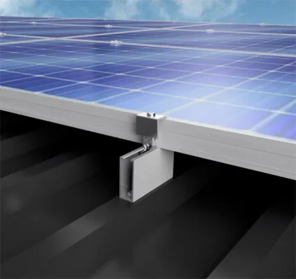 Bild: Hersteller Renusol präsentiert Universalklemme für Laminate und ein neues Montagesystem für Metalldächer