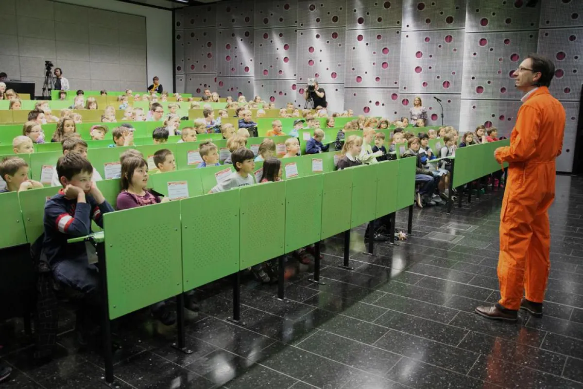 KinderHochschul-Vorlesung für Junior-Studenten mit Prof. Dr. Sven Groß.