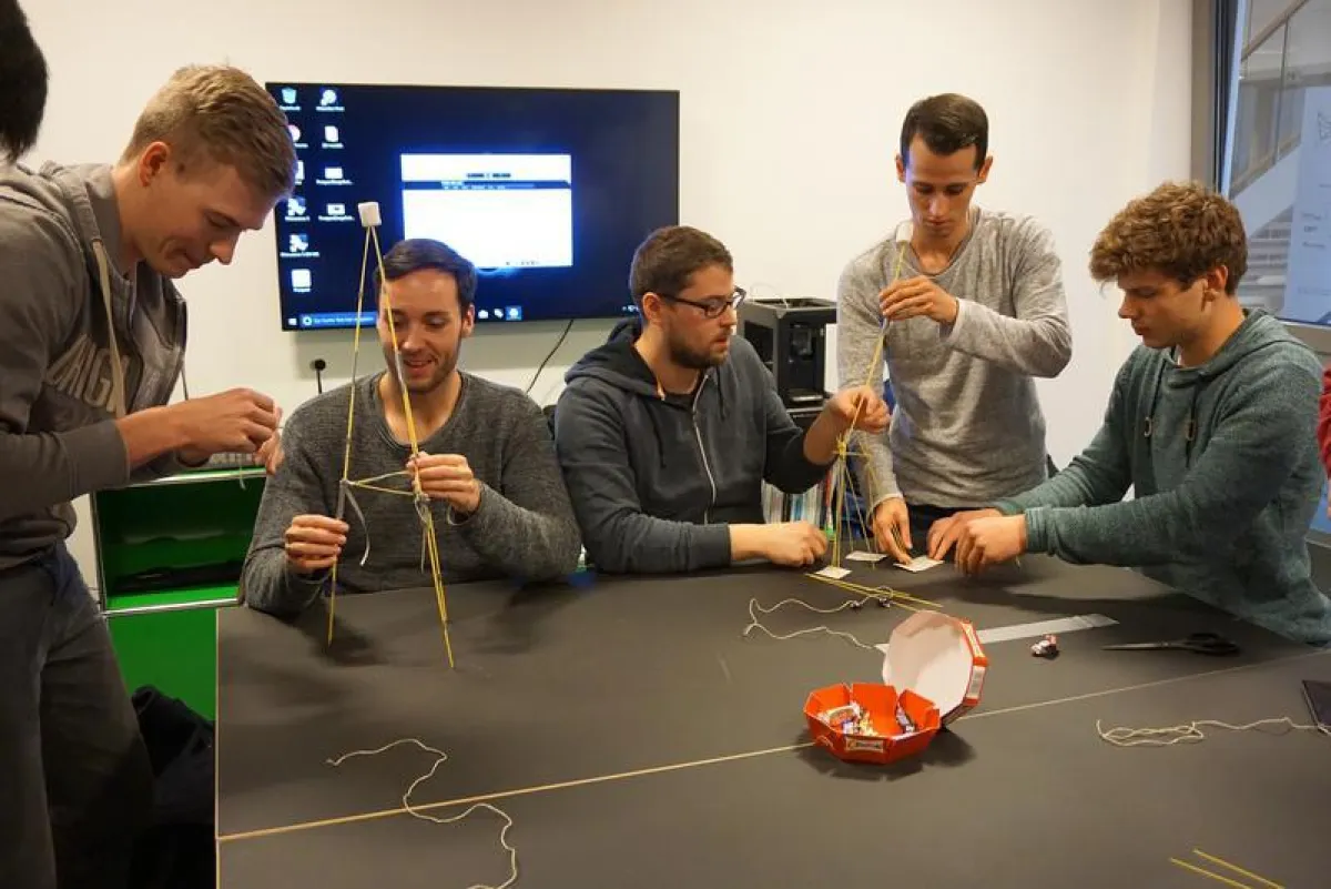 Studierende der Hochschule OWL lernen im Digital Innovation Lab am inIT neue Arbeits- und Forschungsmethoden kennen.  (Bildquelle: CENTRUM INDUSTRIAL IT (CIIT))