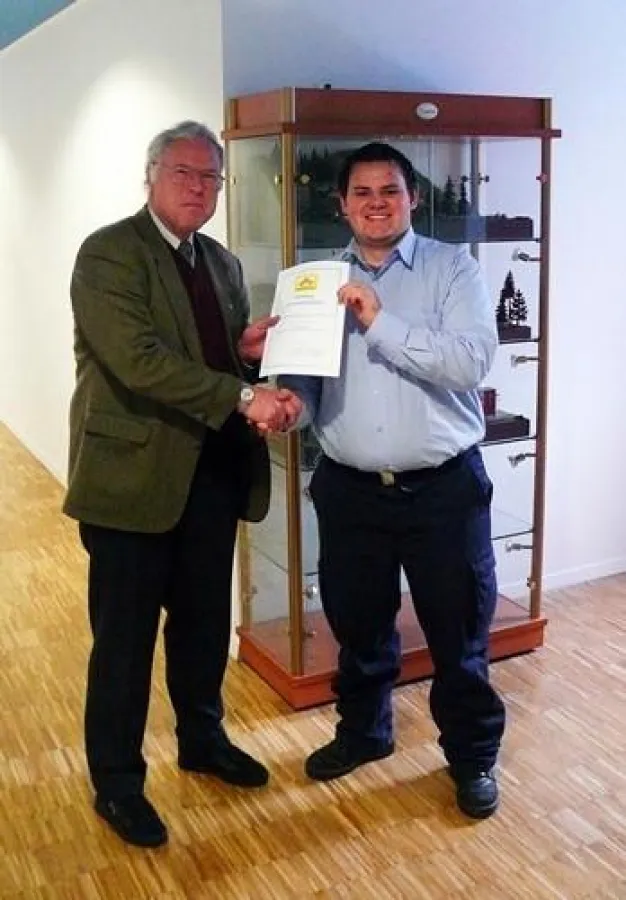 Herr Renzo Bianchi und der Vorsitzende Simon Schmeisser (rechts) bei der Urkundenübergabe