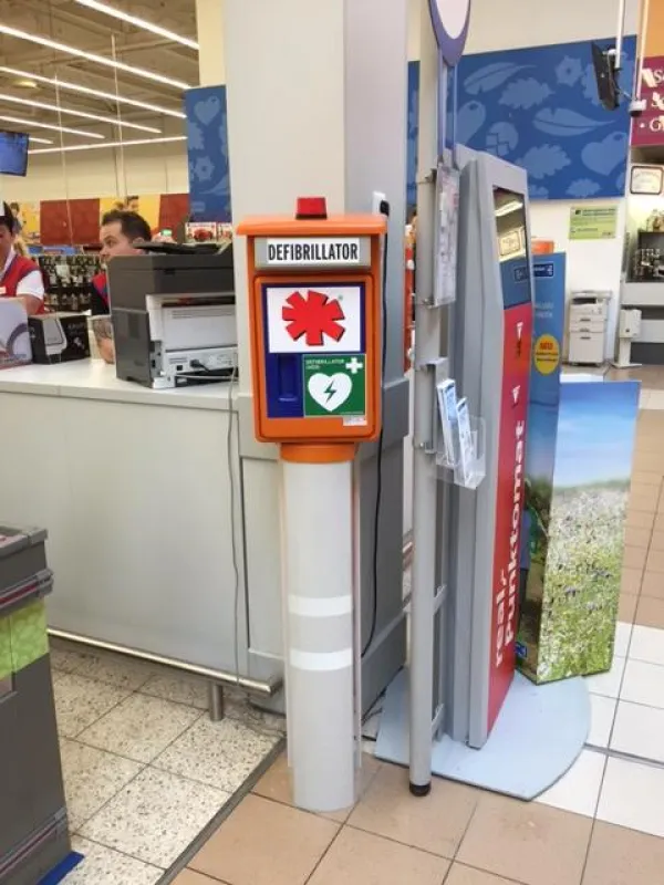 Die neu installierte AED-Säule im Hallstadter real,- Markt