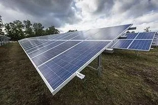 Bild: 4,7 MWp in 15 Tagen - ib vogt stellt ersten Bauabschnitt des Solarkraftwerks Thunpadel fertig