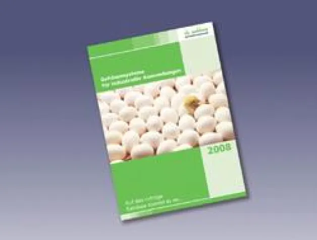 Bild: Günther Spelsberg präsentiert neuen Gehäusekatalog