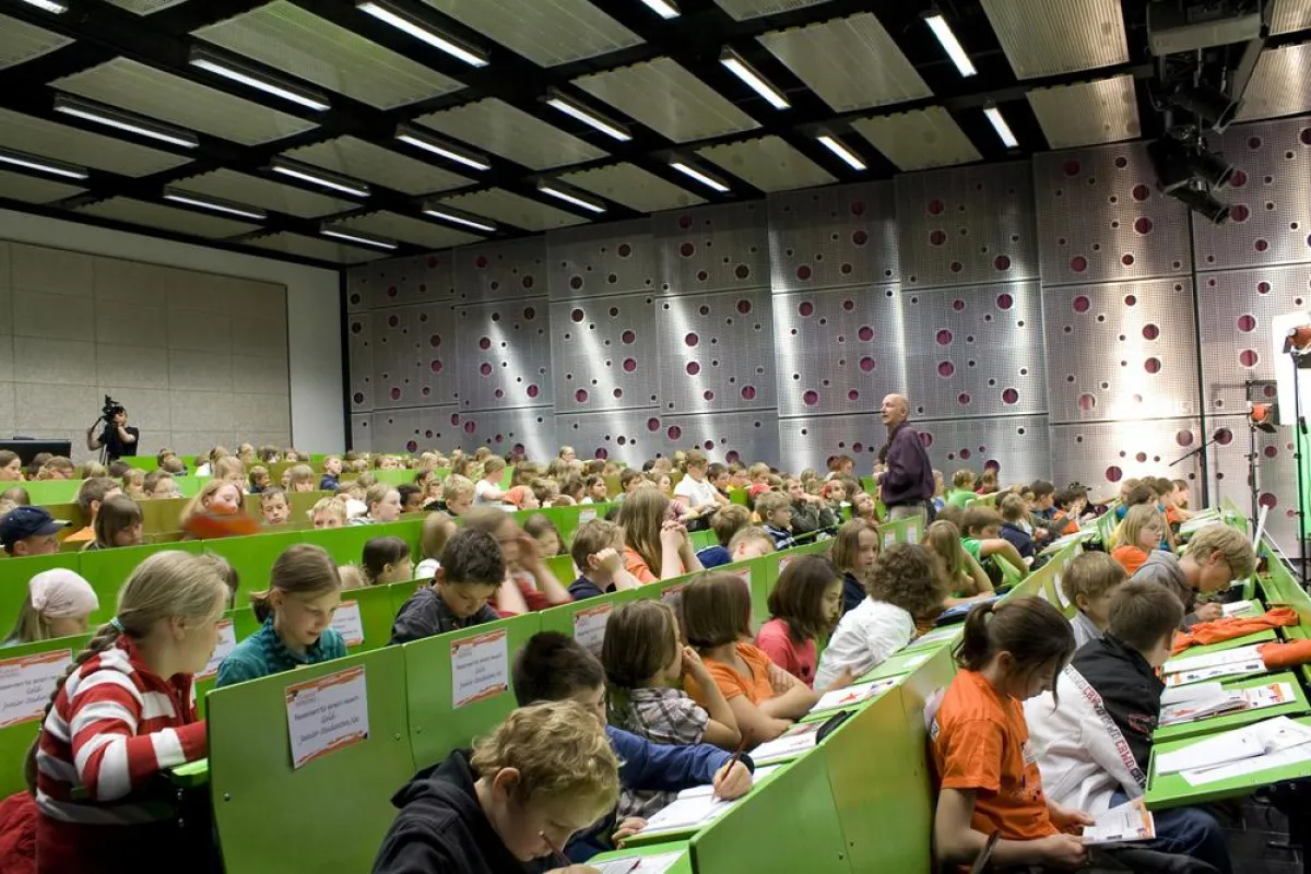 Die Kunst des Filmemachens erlernten die Junior-Studenten in ihrer Vorlesung der KinderHochschule mit Prof. Martin Kreyßig vom Fachbereich Automatisierung und Informatik der Hochschule Harz (FH)
