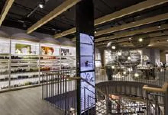 Monitorschwert zieht Blicke auf sich Bild: Monitorschwert zieht Blicke auf sich