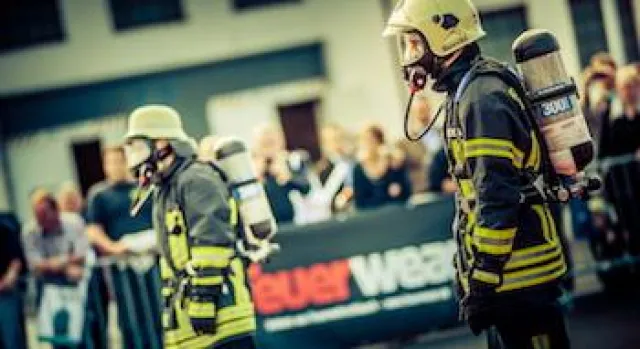 Bild: Feuerwear im Einsatz beim 5. KölnTurm Treppenlauf