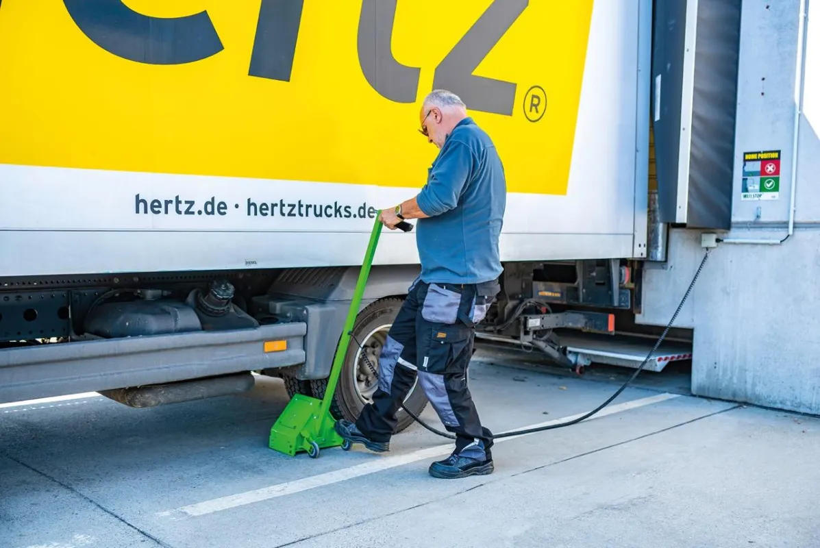 Zunächst muss der Trucker den Keilstop platzieren. Erst dann kann der Lagerist das Tor öffnen.