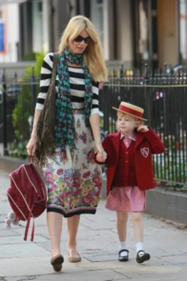 Claudia Schiffer mit Angel Cat Sugar Accessoire (Bild: Barcroft Media)