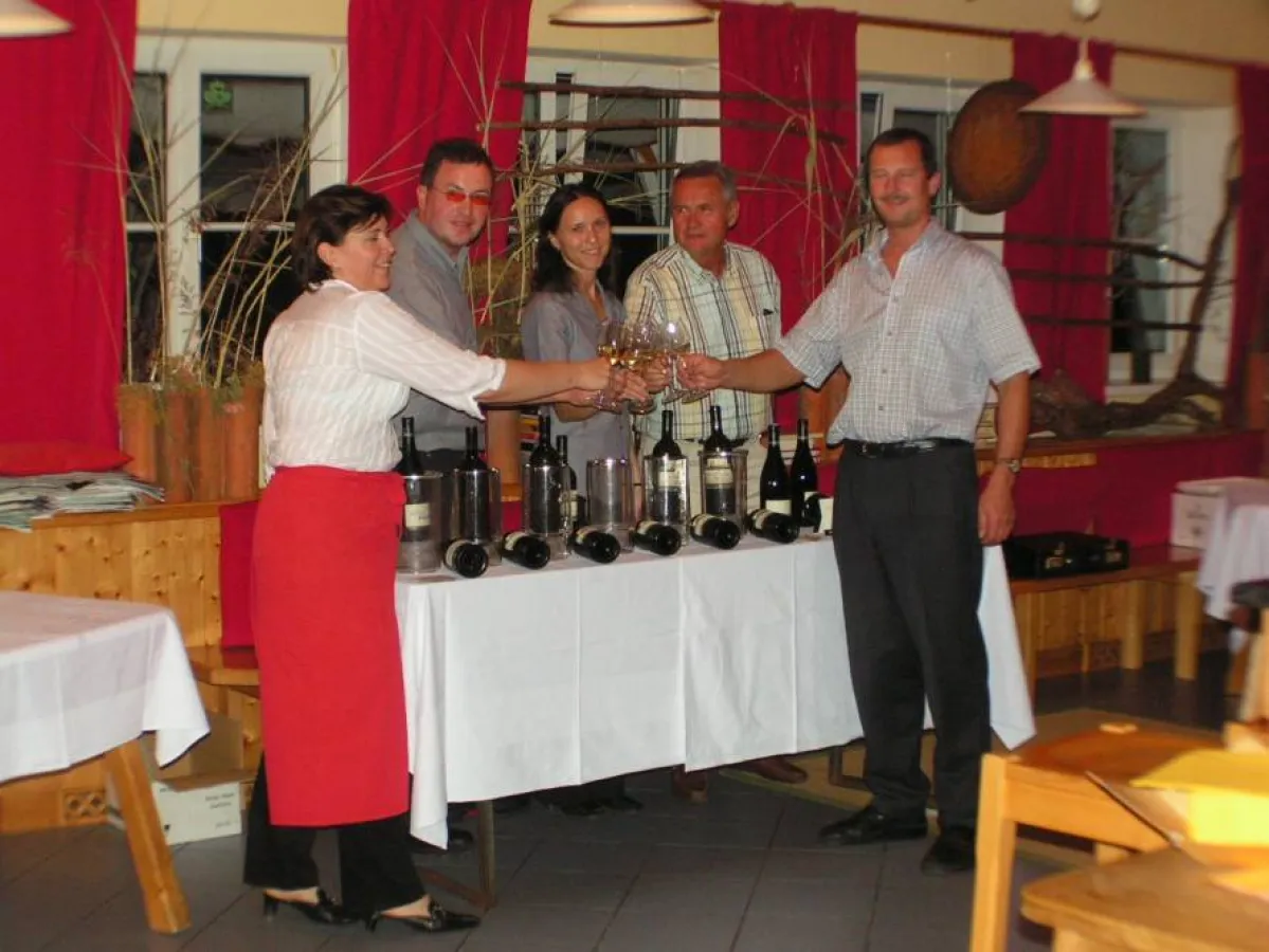 Käsesommeliere Elfi Fichtinger,Winzer Werner Hauser und Gattin aus Poysdorf, Weinliebhaber Gerhard Dzionara, und Winzer Wolfgang Aigner aus Krems. (Bild: Karl Kloss, Marshall GC Traunsee)