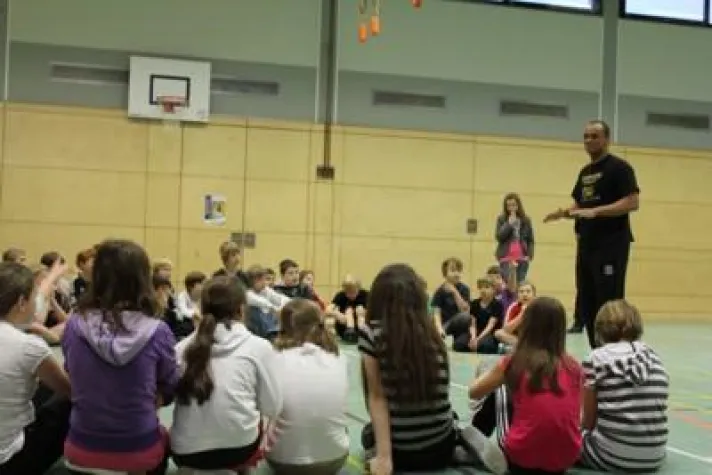 Bild: Musiker „2schneidig“ gestaltet Schülerprojekt: über HipHop zur Suchtprävention