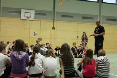 Musiker „2schneidig“ gestaltet Schülerprojekt: über HipHop zur Suchtprävention Bild: Musiker „2schneidig“ gestaltet Schülerprojekt: über HipHop zur Suchtprävention