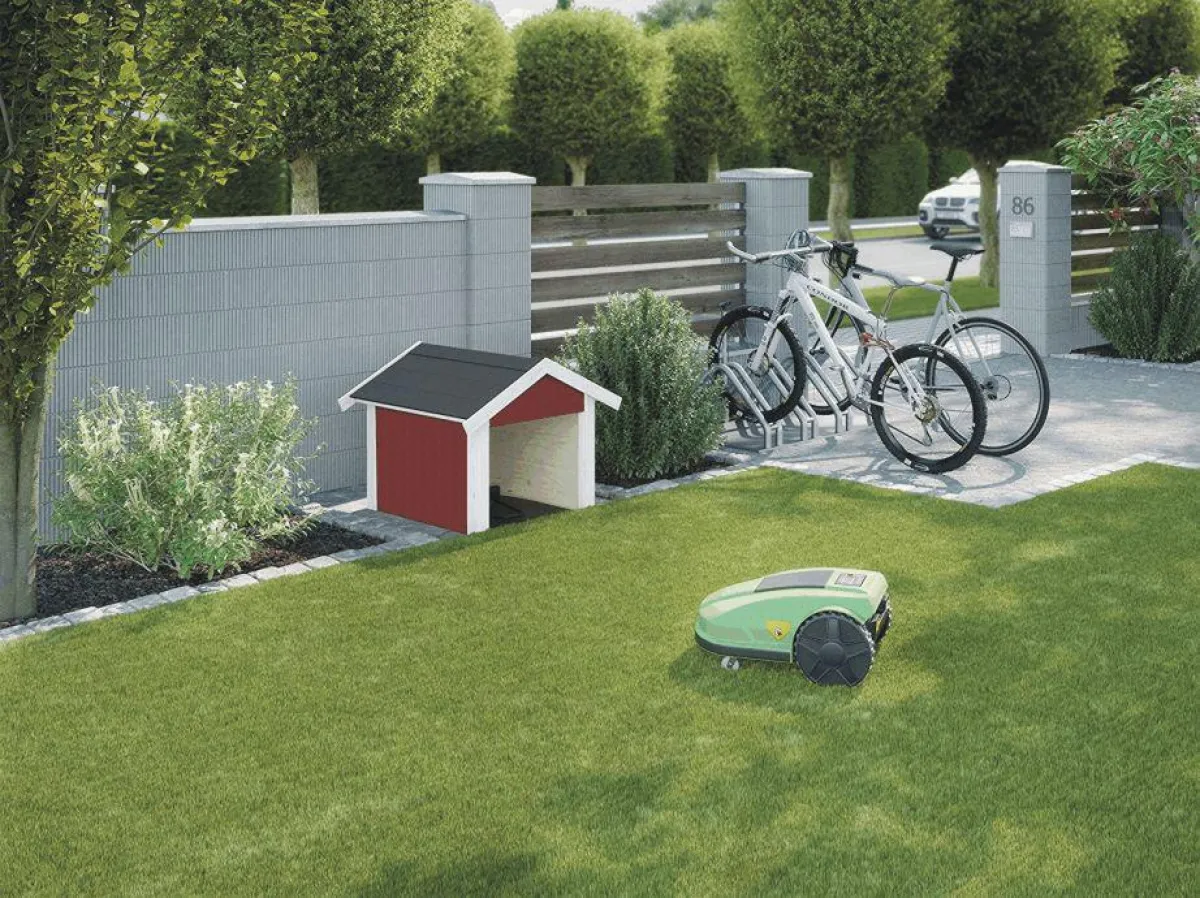 Märoboter Garage in einem gepflegten Garten