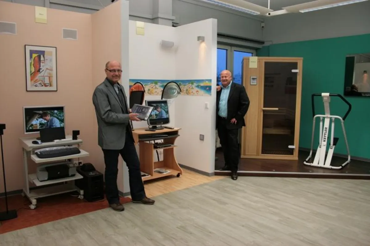 Die gesamte Technik eines Hauses auf einer Fernbedienung: Udo und Hans-Jürgen Müller (rechts) präsentieren die „Technik Trends 2010“ auf der „1. Elektro-Fach-Messe Fulda“.