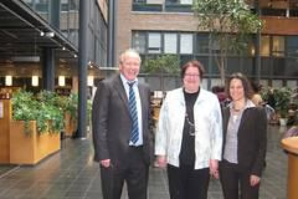 Professoren Hermann Laßleben und Julia Hormuth mit Paula Kinnunen