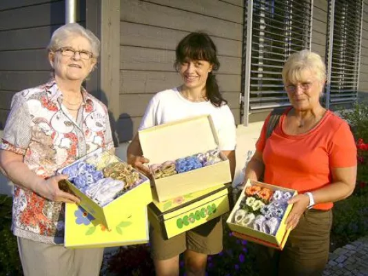 Bild: Strickgruppe der Begegnungsstätte „L(i)ebenswert wohnen“ beschenkt Neugeborene